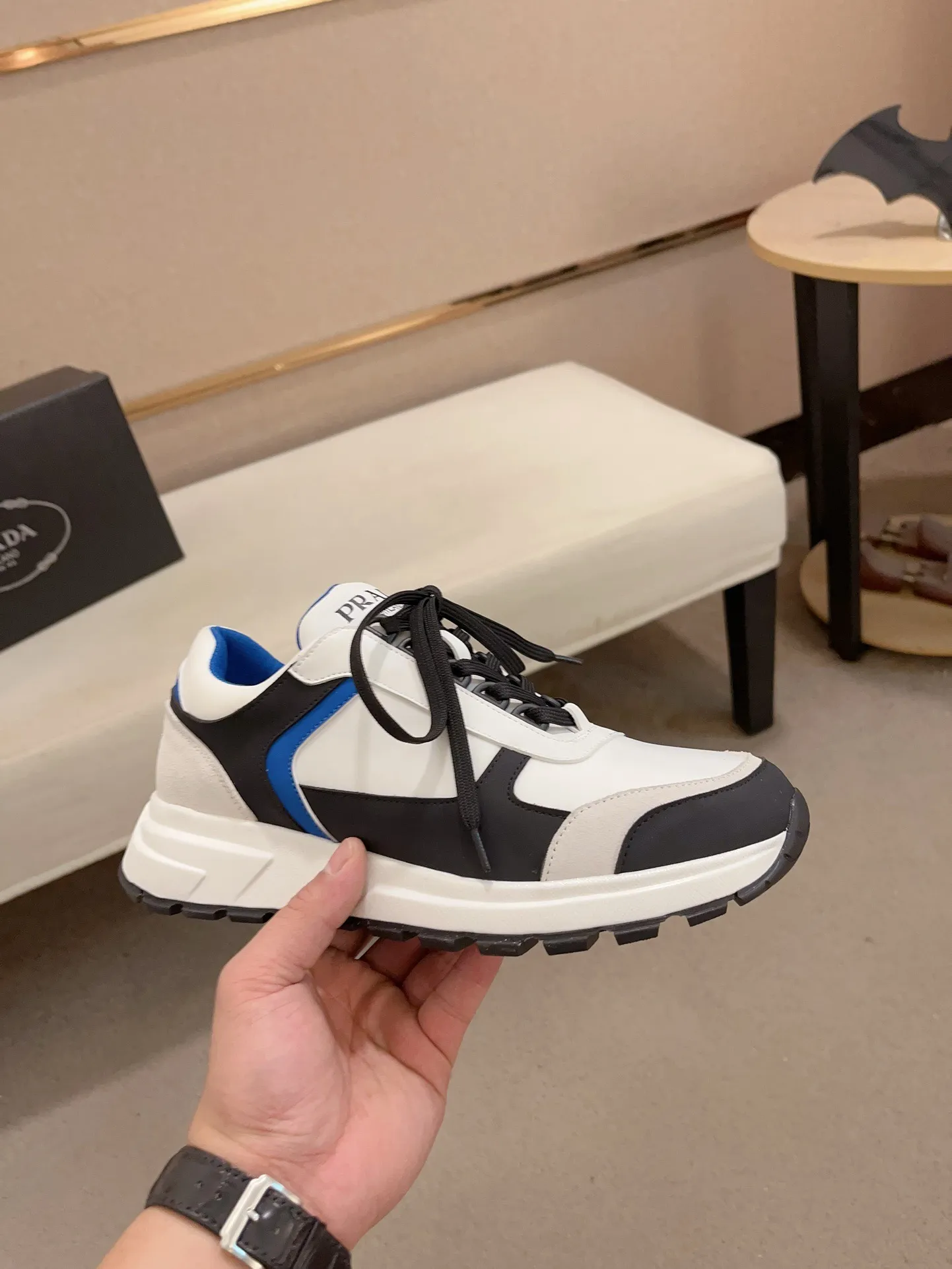 Men's shoes 💰 462💰🇮🇹🇮🇹PRADA (Prada) top 🔍🔍 new models are on sale at the same time at the counter, uppers 🇮🇹 Italian imported first-layer cowhide fabric Fully imported genuine leather lining 💪💪, completely 1⃣️ to 1⃣️ replica 🇮🇹💪💪, ⚠ sole: original sole provided by the original factory, exclusive movable molded foam outsole super comfortable, ⚠ original factory follow-up, 🔍🔍 high quality, you can go in and out of the counter at will, welcome to compare⚠. Code number: 38-44 (45.46 is custom-made and cannot be returned or exchanged)